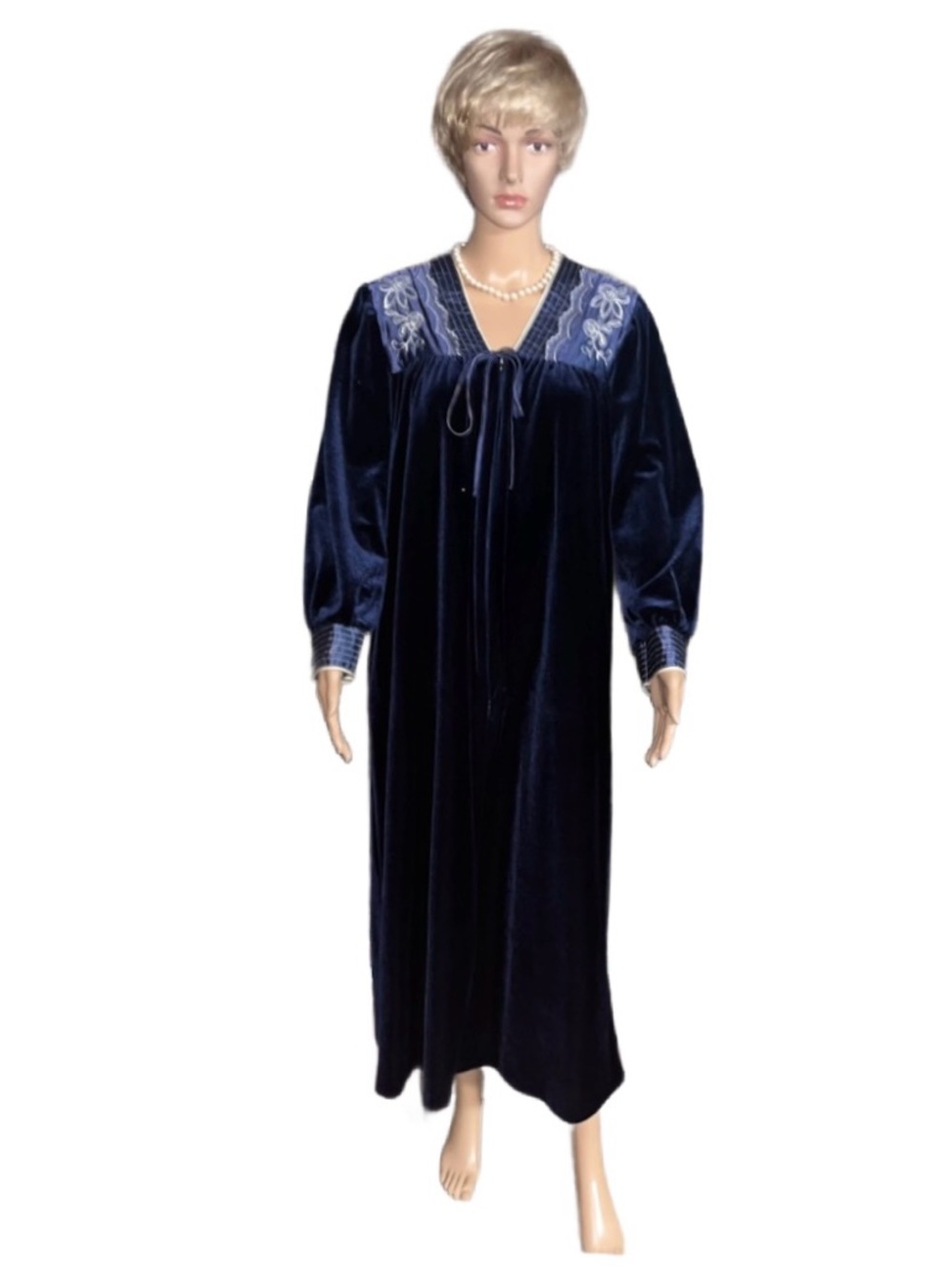 Ann Leslie ~ Medium ~ Vtg ~ Blue W/ White Floral Embroidery ~ Velvet Plush Robe